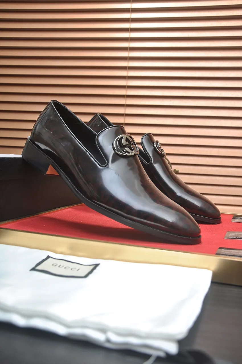 Men's shoes💰500💶Italy's top luxury men's shoe giant (GUCCI) (Gucci) (full cowhide lining) new arrival🍃Original European style🔰 Pleasant to the eye😍In order to make the shoes more durable and non-deformable🌀The production continues to follow traditional methods but there is still no lack of innovation💪Choose original sheepskin for the leather♻️ Smooth and natural And extra bright ⭐Made of imported cowhide, the first choice of rich people 38-45 (45 customized)